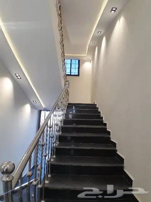 للبيع شقه دور ثاني مصعد راكب جاهز تشطيب فاخر حي المعارض 3