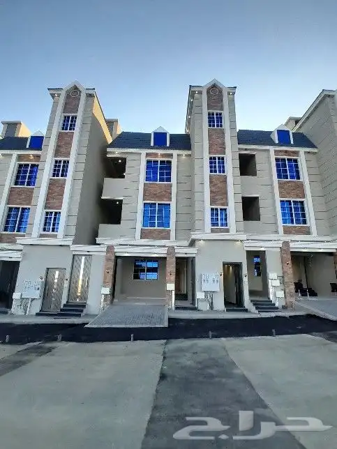 للبيع شقه دور ثاني مصعد راكب جاهز تشطيب فاخر حي المعارض 0