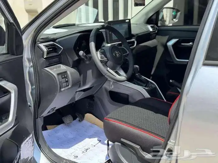 تويوتا رايز ليمتد 2026 فضي سقف اسود (عازل حراري مجاني) 14