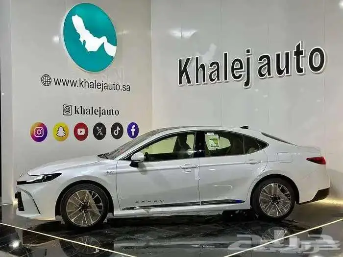 تويوتا كامري LE هايبرد موديل 2025 1