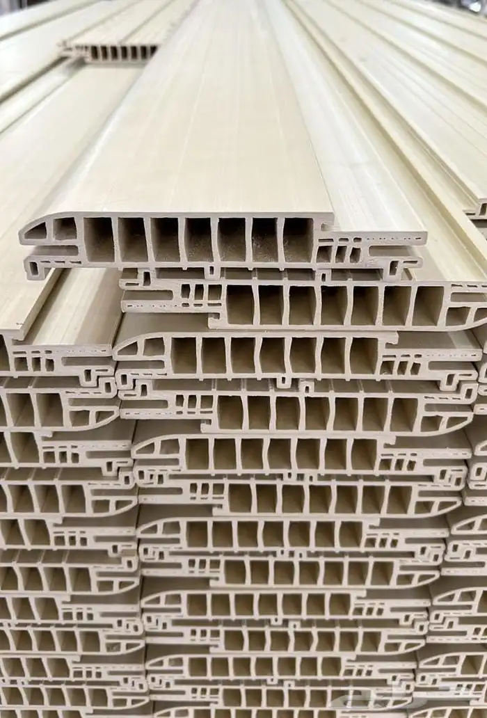 مواد خام ابواب WPCباسعار تنافسية واقل من سعر السوق ويوجد قشر 4