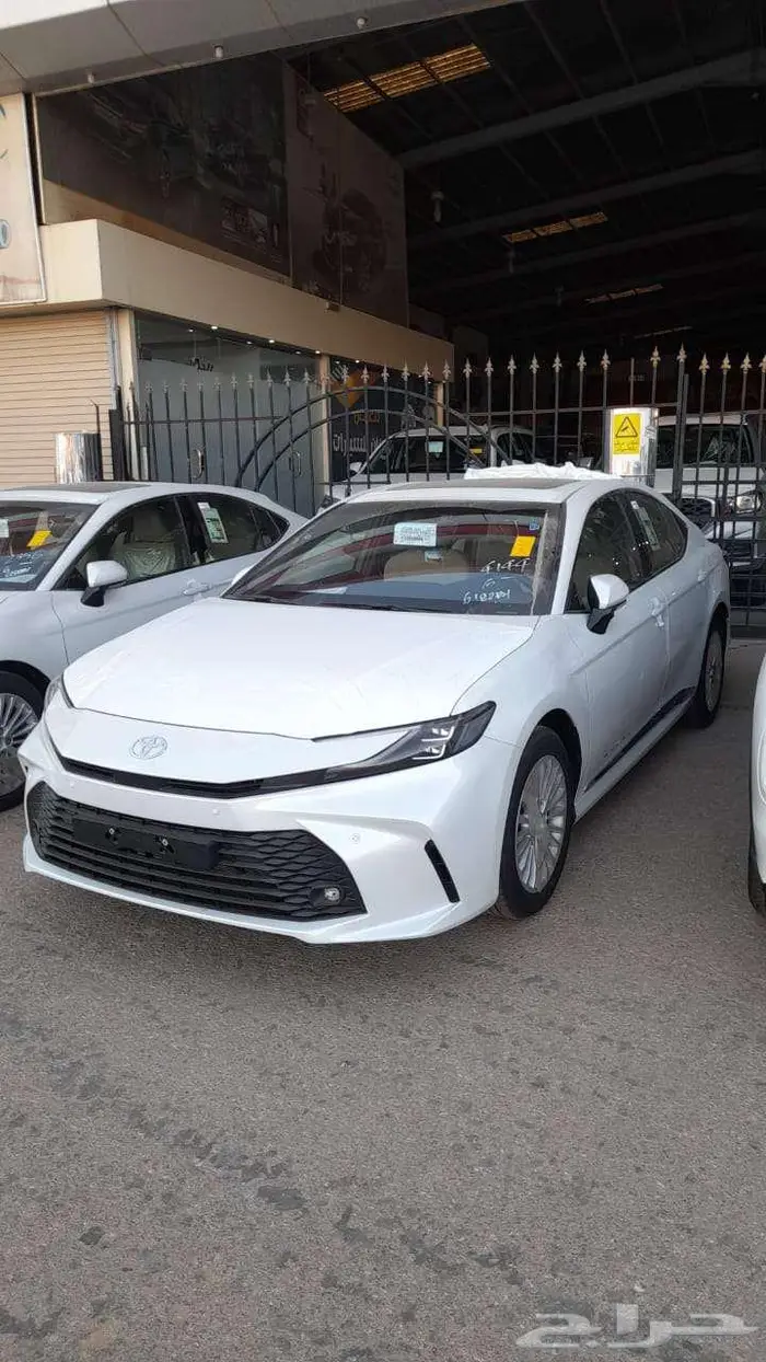 كامري LE بنزين فتحة سقف 2025 اصفار لوحات بسعر مميز 0