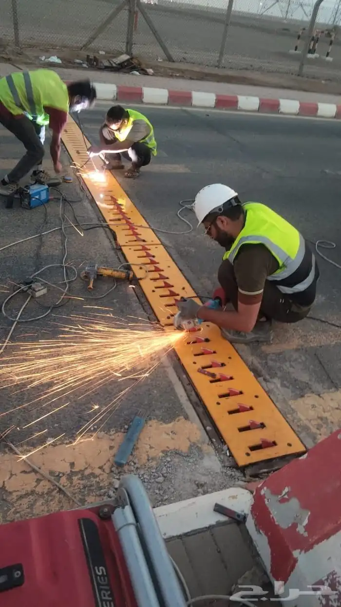 شركة مصدات هيدروليك مطبات صناعيه شوكية حاجز سيارات 2