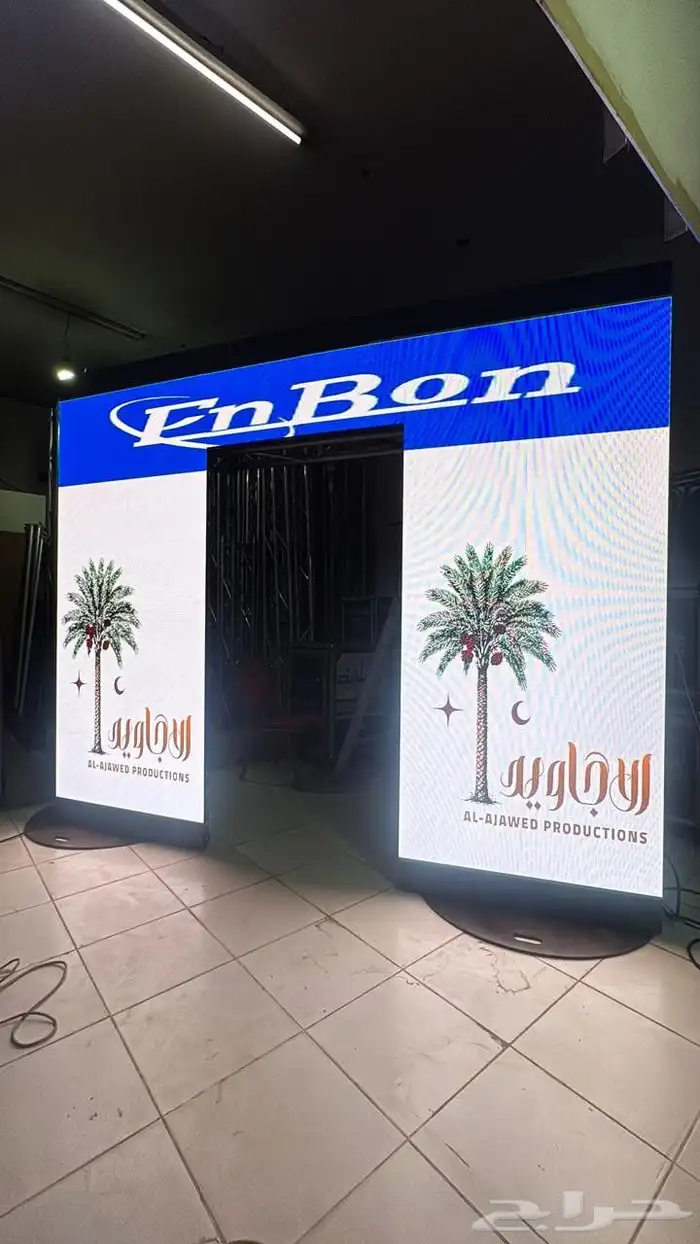 شاشات LED عملاقة مع بوابات واستربات 4