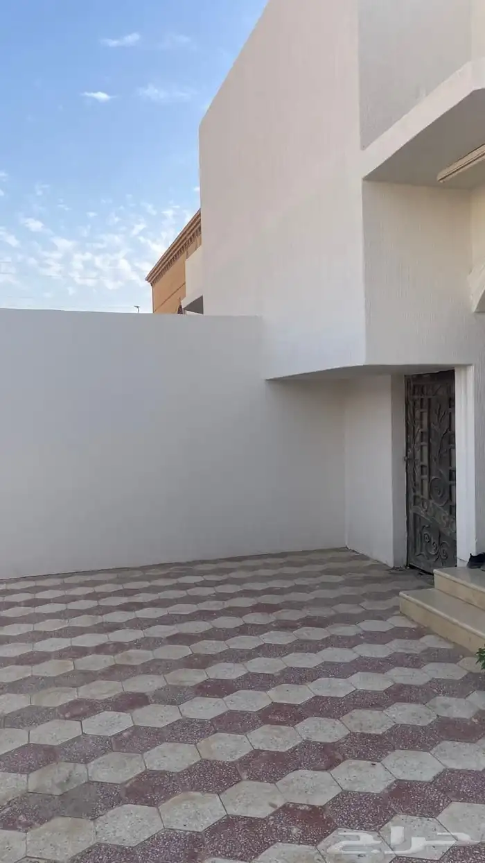 للبيع دور بحي الشقة مقسم شقتين بمساحة ( 560 ) 6