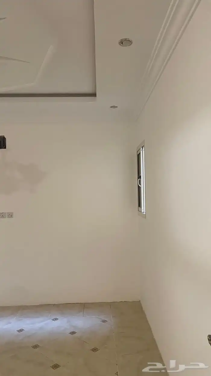 للبيع دور بحي الشقة مقسم شقتين بمساحة ( 560 ) 5