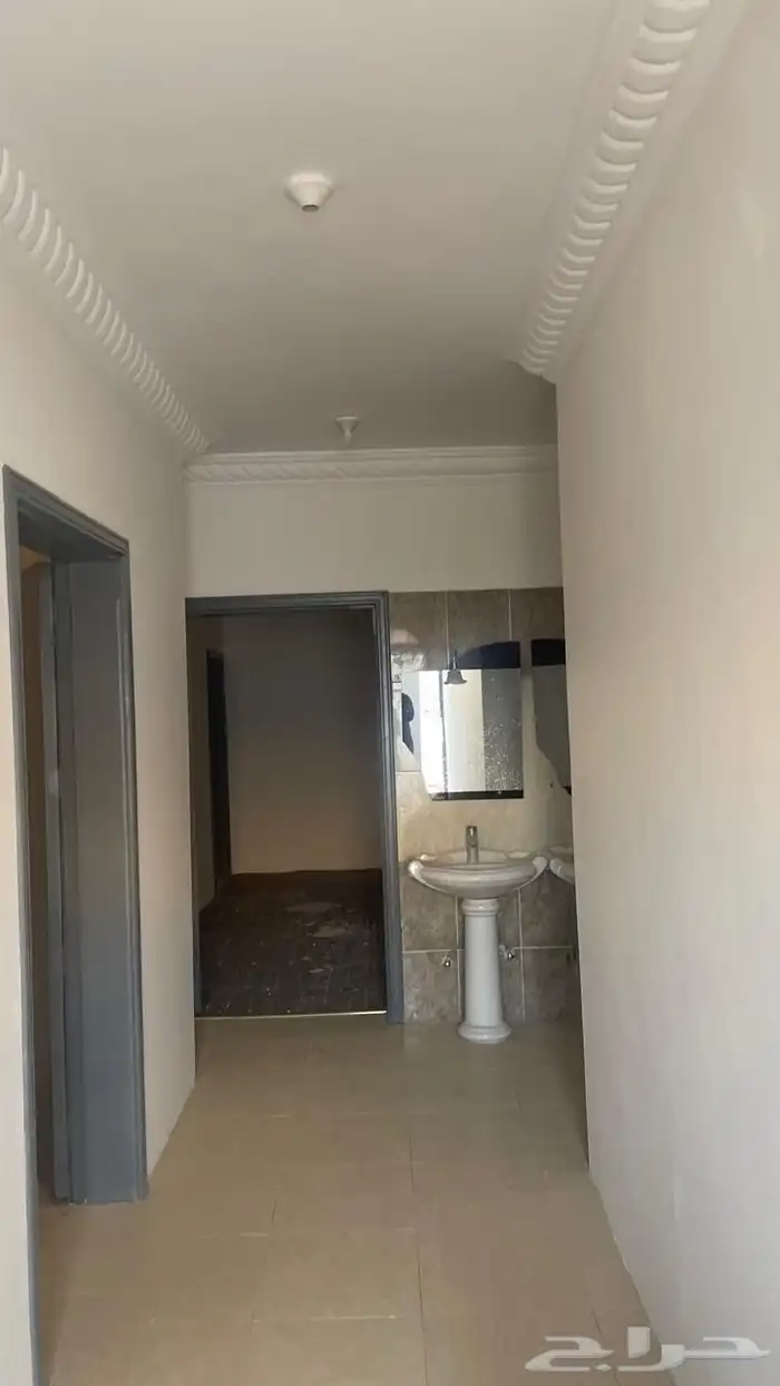 للبيع دور بحي الشقة مقسم شقتين بمساحة ( 560 ) 3