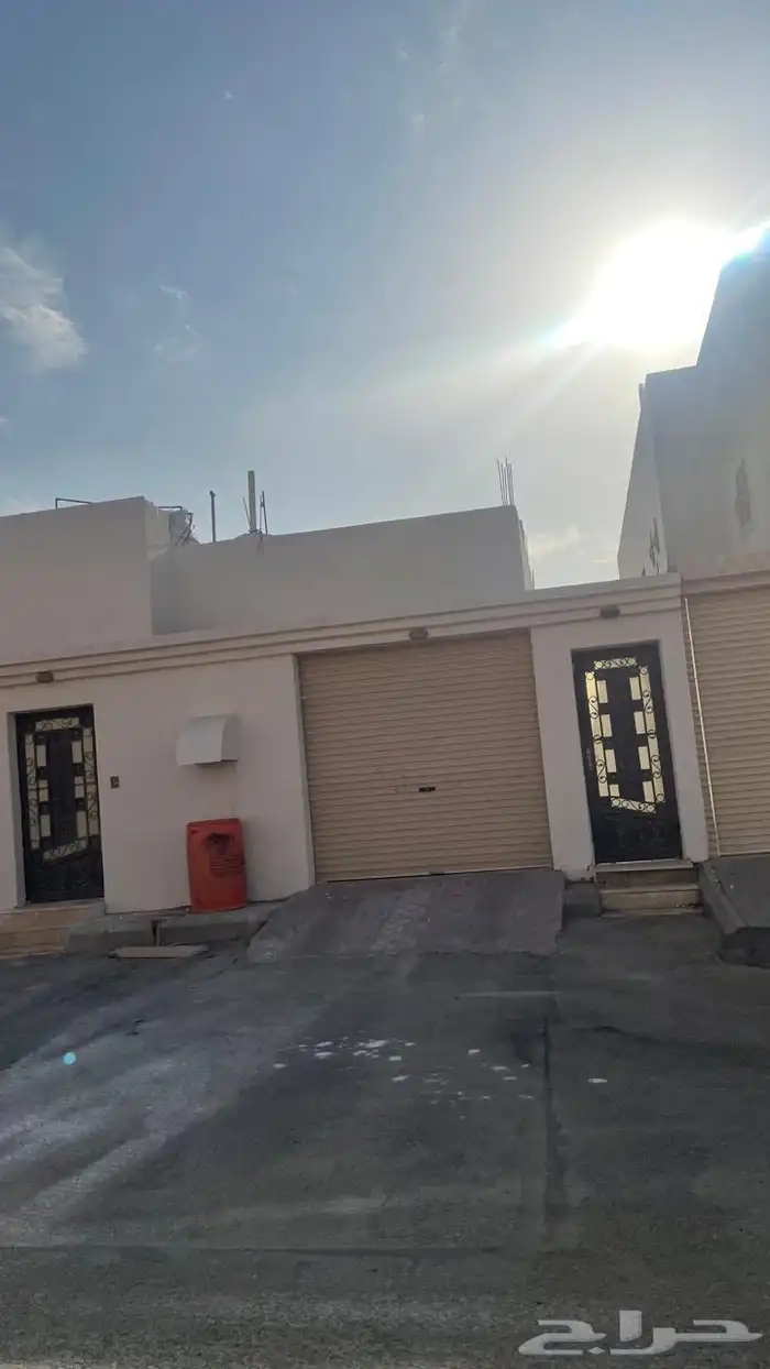 للبيع دور بحي الشقة مقسم شقتين بمساحة ( 560 ) 0