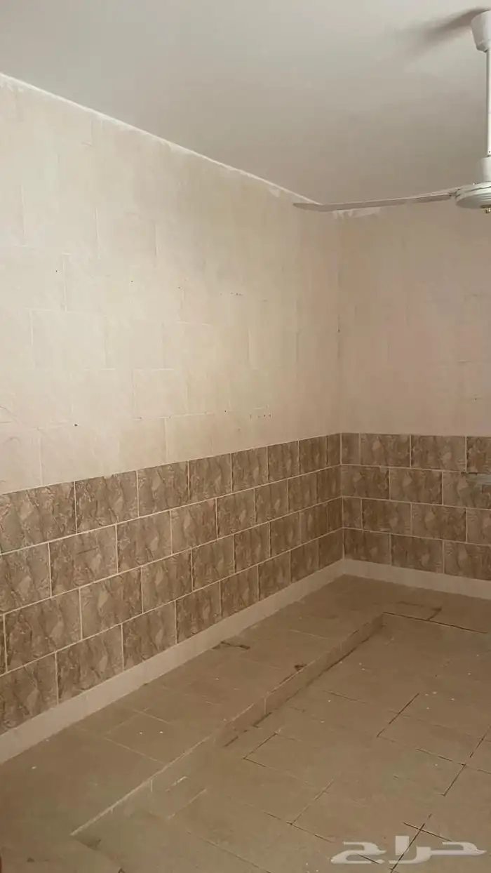 للبيع دور بحي الشقة مقسم شقتين بمساحة ( 560 ) 4