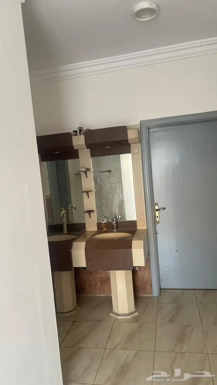 للبيع دور بحي الشقة مقسم شقتين بمساحة ( 560 ) 2