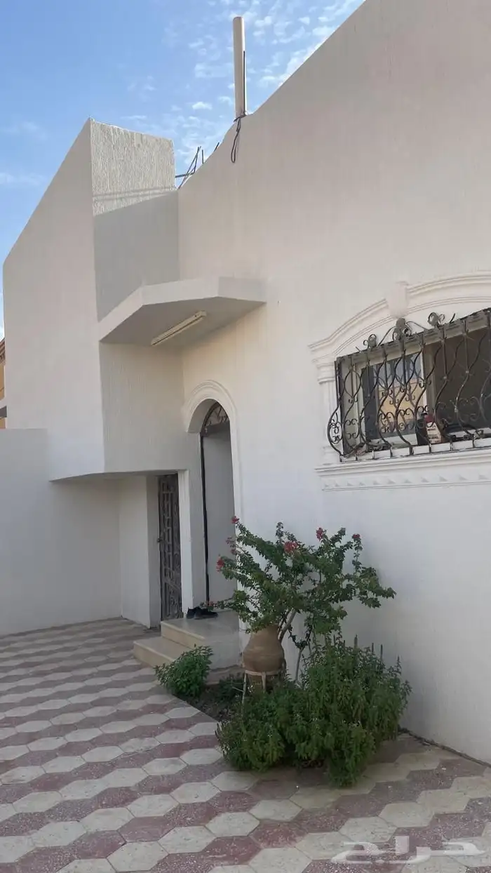 للبيع دور بحي الشقة مقسم شقتين بمساحة ( 560 ) 8