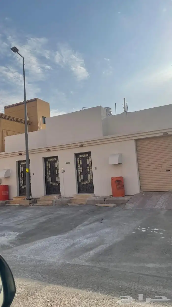 للبيع دور بحي الشقة مقسم شقتين بمساحة ( 560 ) 7