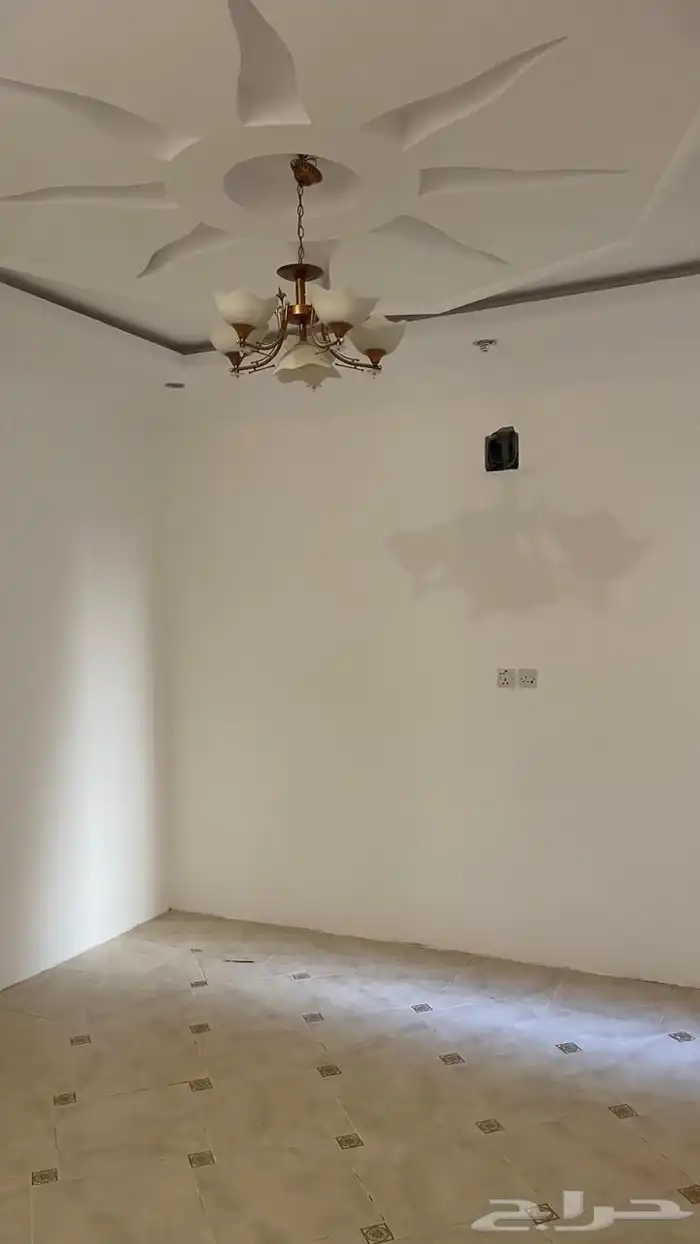 للبيع دور بحي الشقة مقسم شقتين بمساحة ( 560 ) 10