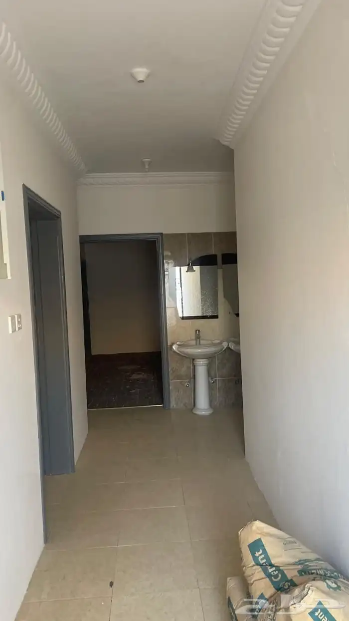 للبيع دور بحي الشقة مقسم شقتين بمساحة ( 560 ) 11