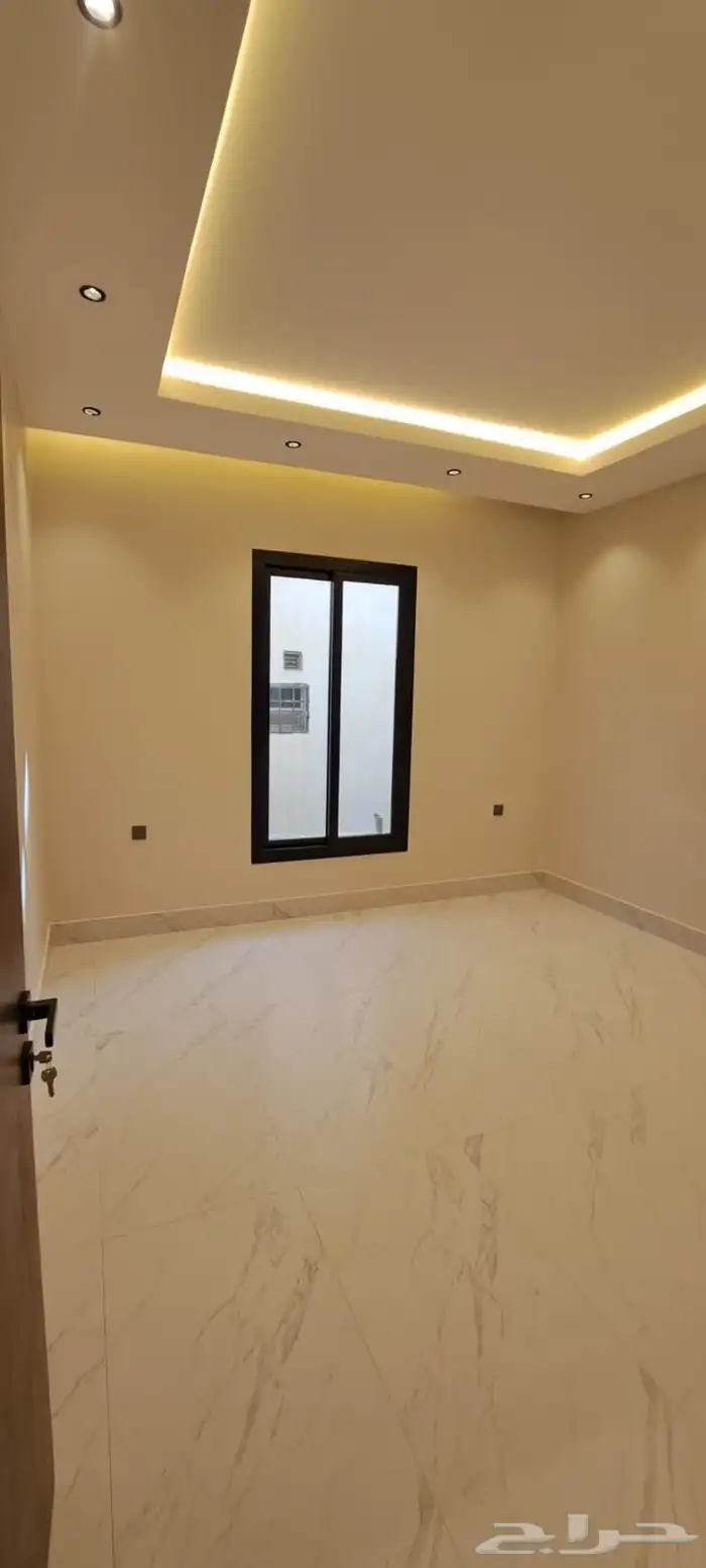 للبيع دور علوي مع شقه بناء شخصي بحي طويق 9