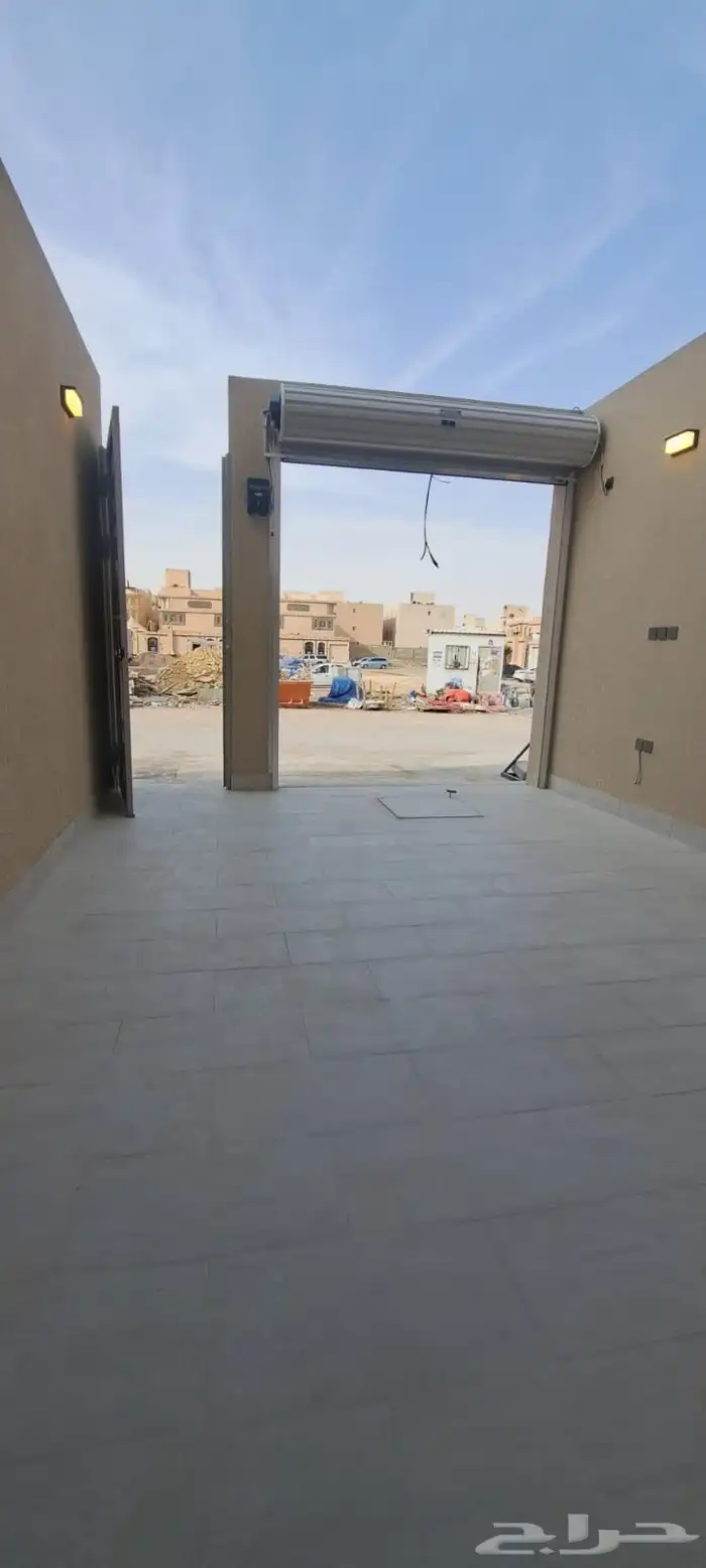 للبيع دور علوي مع شقه بناء شخصي بحي طويق 2