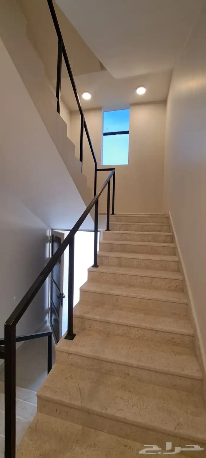 للبيع دور علوي مع شقه بناء شخصي بحي طويق 3