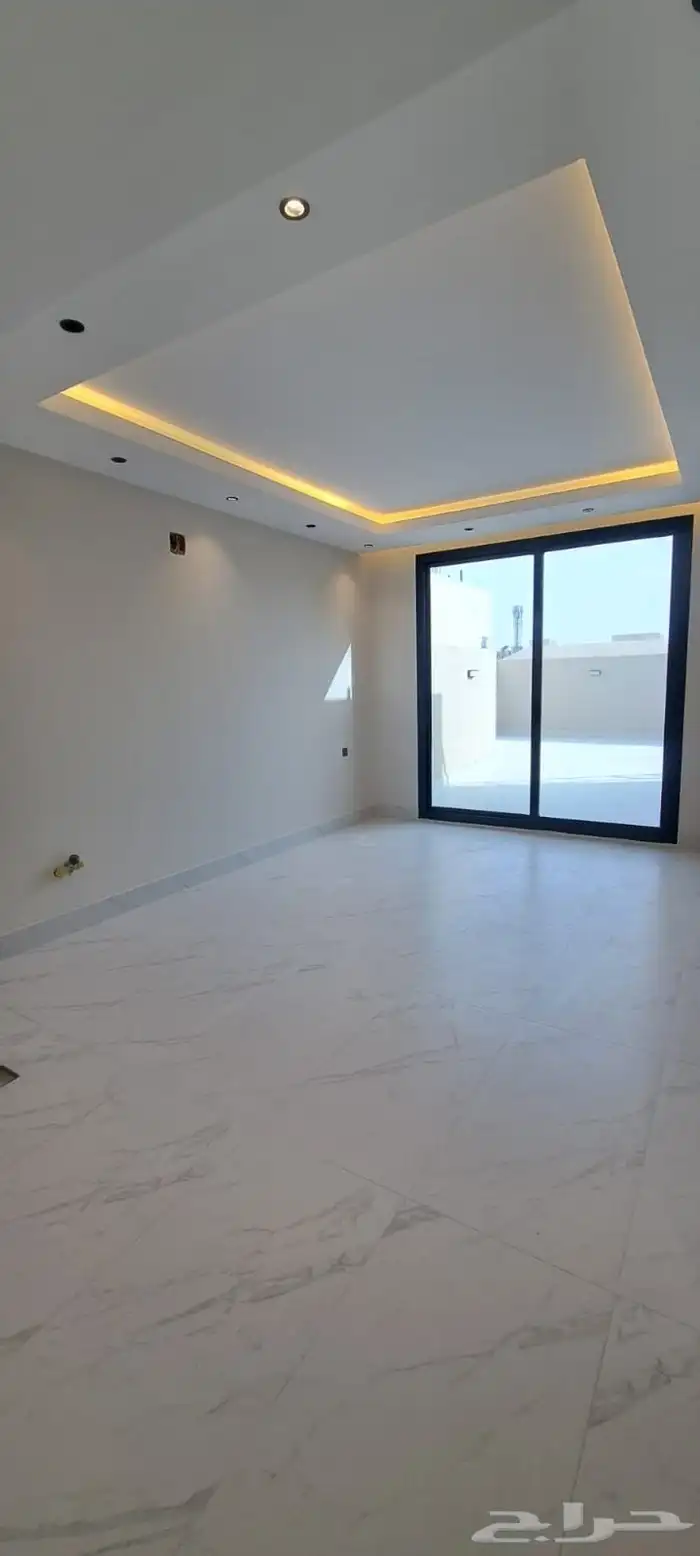 للبيع دور علوي مع شقه بناء شخصي بحي طويق 11