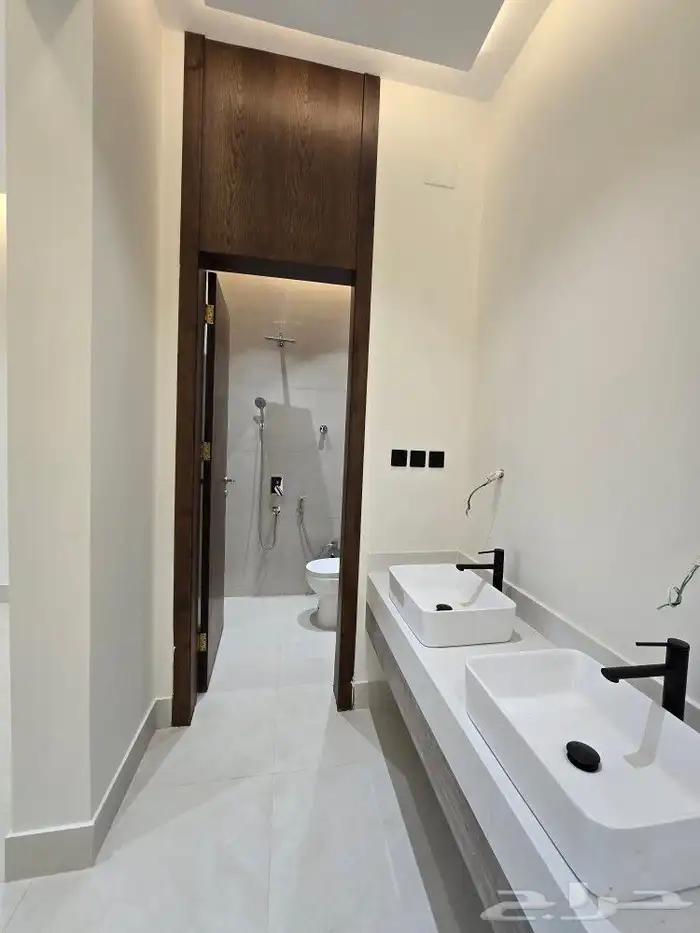 للبيع شقق علويه بملحق 7غرف VIPوسطح خاص من 590 ألف غرب الخميس 8