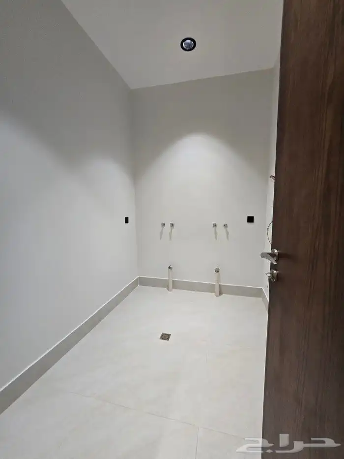 للبيع شقق علويه بملحق 7غرف VIPوسطح خاص من 590 ألف غرب الخميس 17