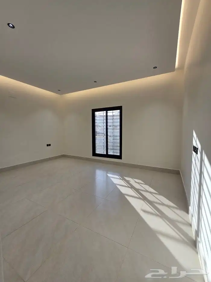 للبيع شقق علويه بملحق 7غرف VIPوسطح خاص من 590 ألف غرب الخميس 21