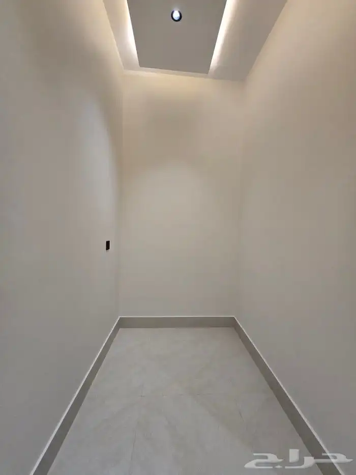 للبيع شقق علويه بملحق 7غرف VIPوسطح خاص من 590 ألف غرب الخميس 11