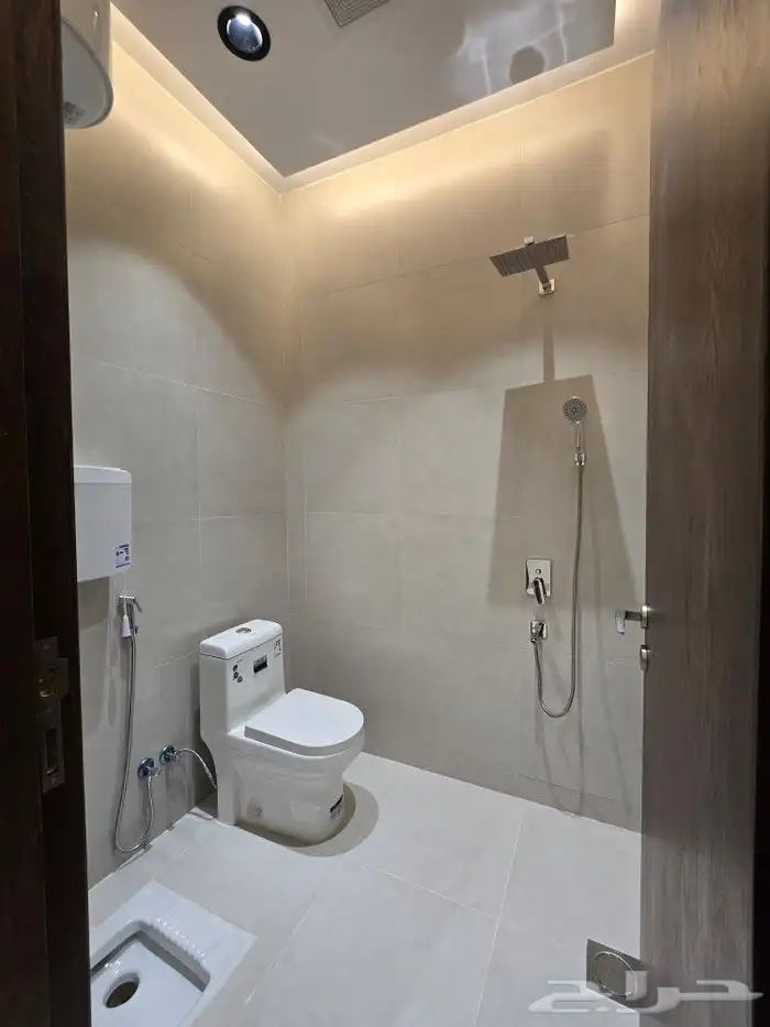 للبيع شقق علويه بملحق 7غرف VIPوسطح خاص من 590 ألف غرب الخميس 15