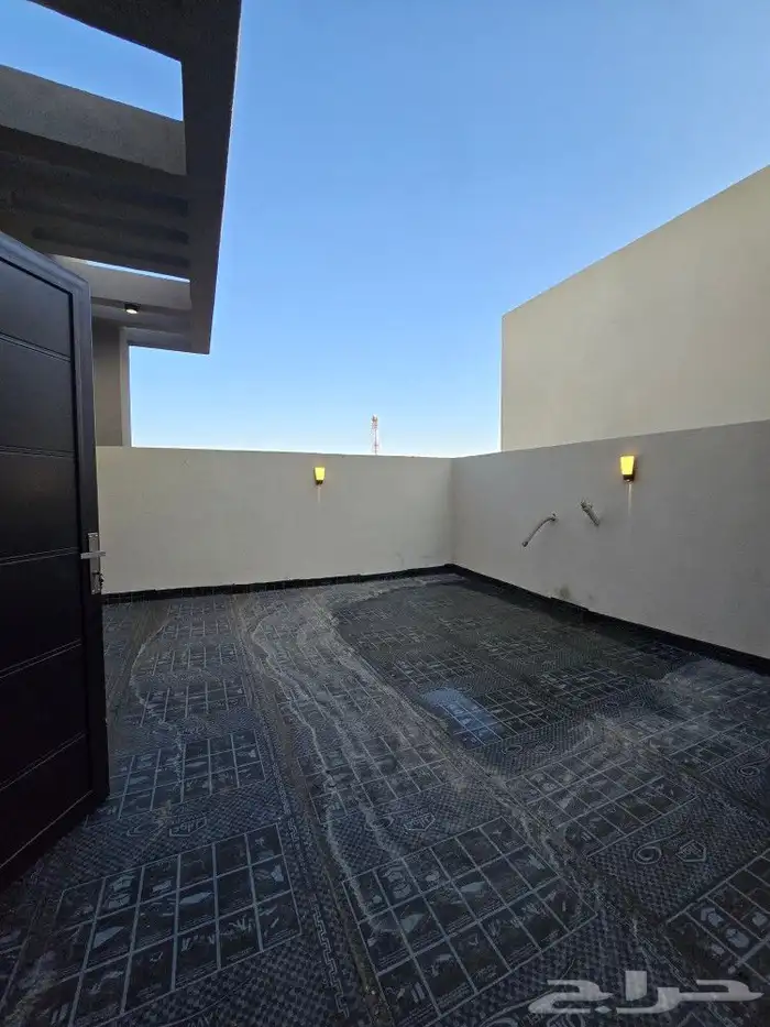 للبيع شقق علويه بملحق 7غرف VIPوسطح خاص من 590 ألف غرب الخميس 29