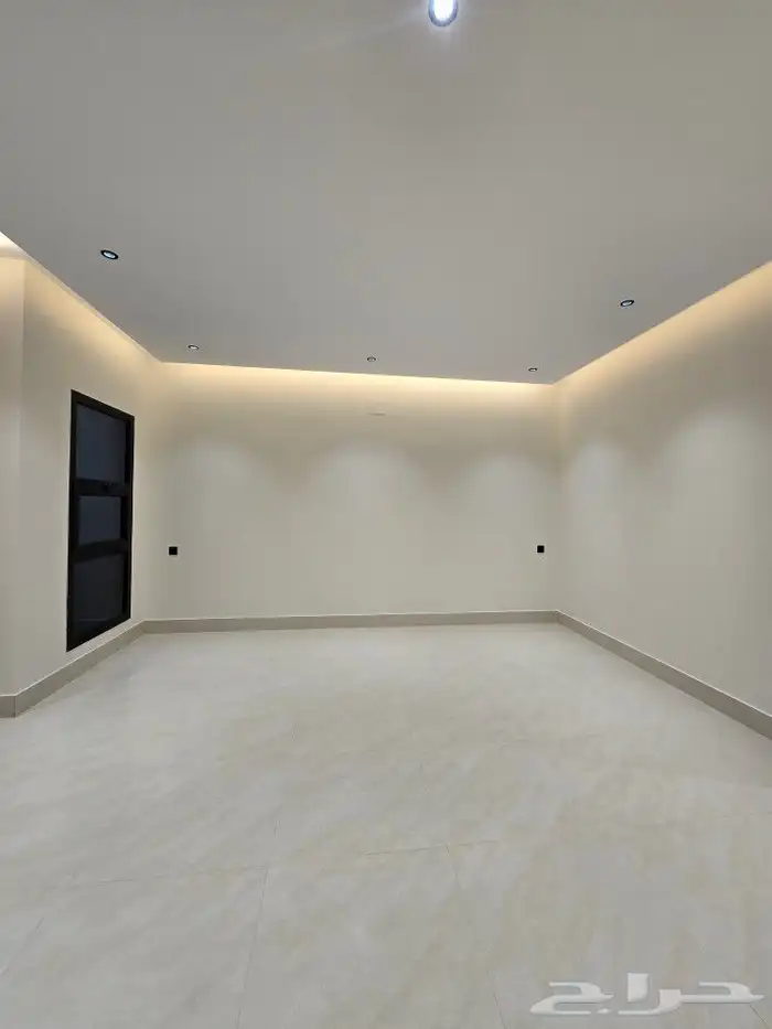 للبيع شقق علويه بملحق 7غرف VIPوسطح خاص من 590 ألف غرب الخميس 12