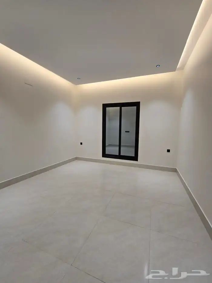 للبيع شقق علويه بملحق 7غرف VIPوسطح خاص من 590 ألف غرب الخميس 18