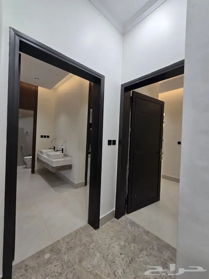 للبيع شقق علويه بملحق 7غرف VIPوسطح خاص من 590 ألف غرب الخميس 6