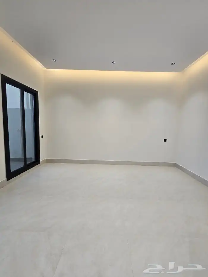 للبيع شقق علويه بملحق 7غرف VIPوسطح خاص من 590 ألف غرب الخميس 25