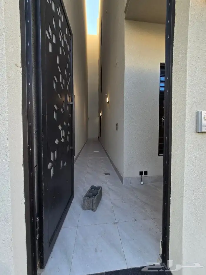 للبيع أدوار ارضيه 6غرفVIP وسط جميع الخدمات غرب الخميس570 ألف 4