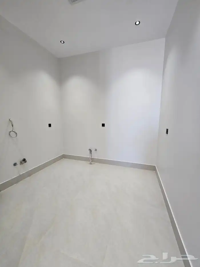 للبيع شقق علويه بملحق 7غرف VIPوسطح خاص من 590 ألف غرب الخميس 26