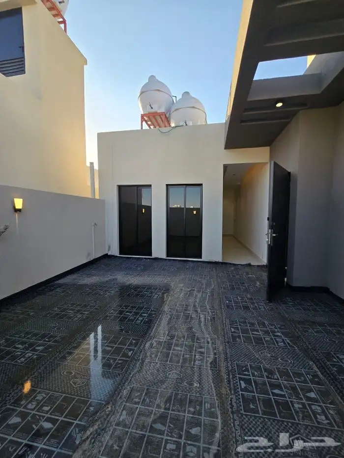 للبيع شقق علويه بملحق 7غرف VIPوسطح خاص من 590 ألف غرب الخميس 28