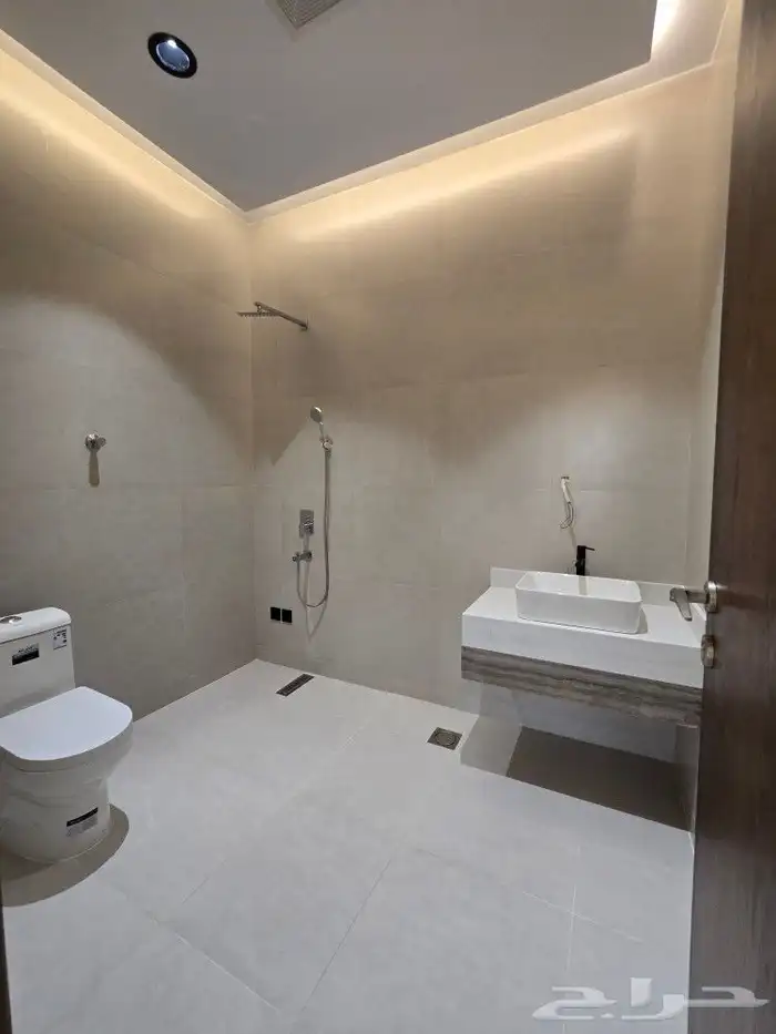 للبيع شقق علويه بملحق 7غرف VIPوسطح خاص من 590 ألف غرب الخميس 22