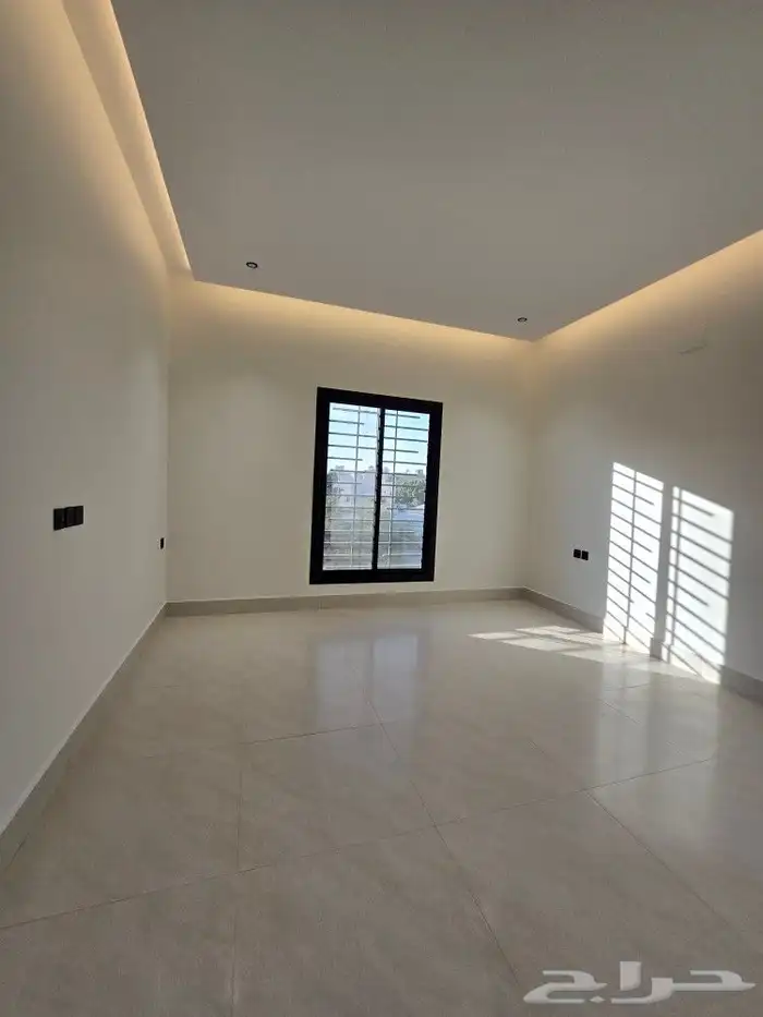 للبيع شقق علويه بملحق 7غرف VIPوسطح خاص من 590 ألف غرب الخميس 20