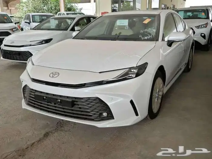تويوتا كامري LE بنزين 2025 بسعر 124200 مع الضريبة 1