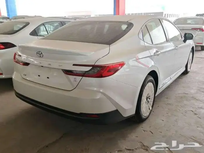 تويوتا كامري LE بنزين 2025 بسعر 124200 مع الضريبة 5