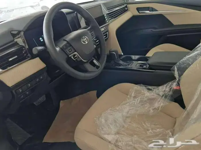 تويوتا كامري LE بنزين 2025 بسعر 124200 مع الضريبة 3