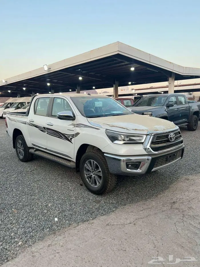 تويوتا هايلوكس دبل فل بنزين قير عادي 2025 4