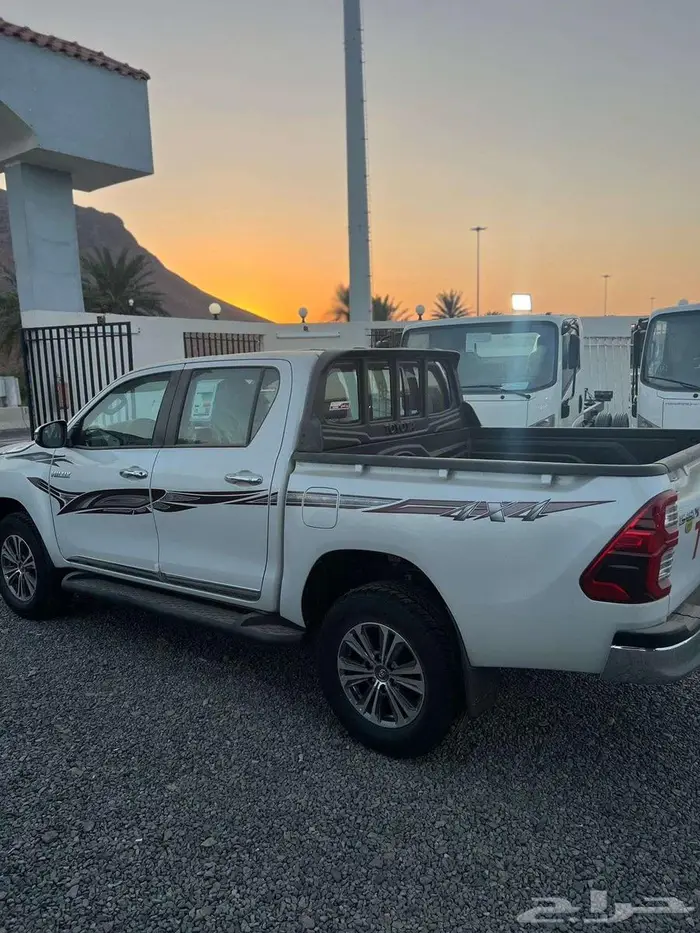 تويوتا هايلوكس دبل فل بنزين قير عادي 2025 6