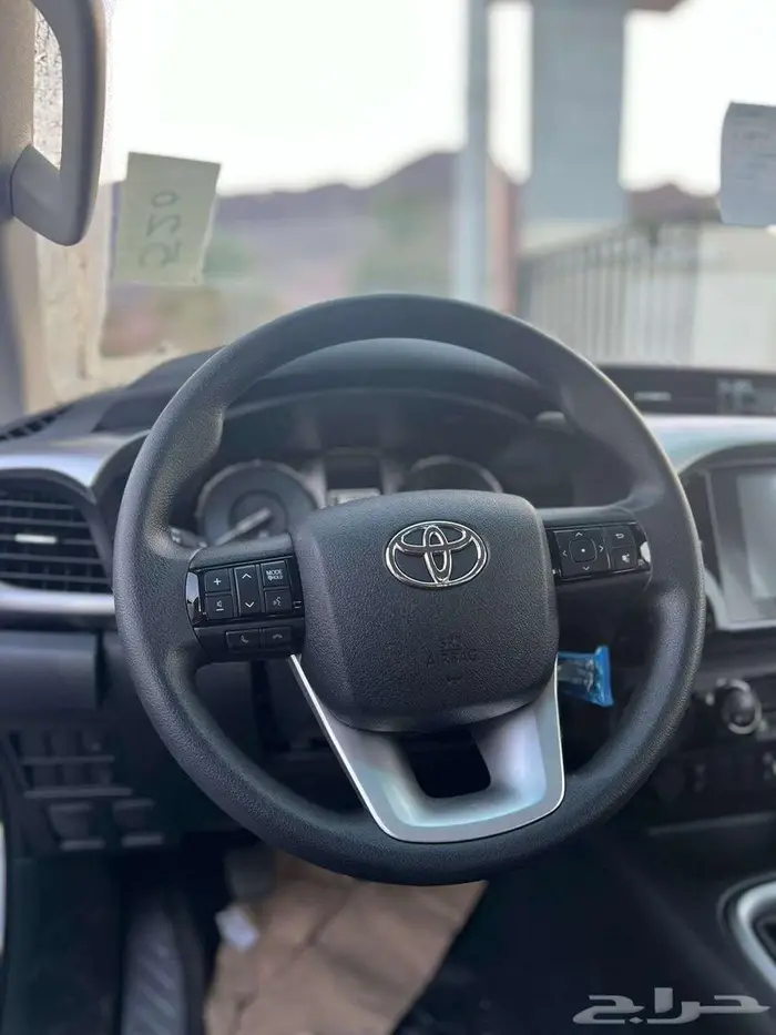 تويوتا هايلوكس دبل فل بنزين قير عادي 2025 9