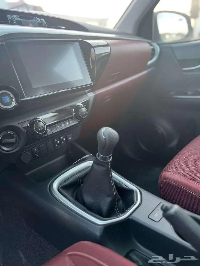 تويوتا هايلوكس دبل فل بنزين قير عادي 2025 10