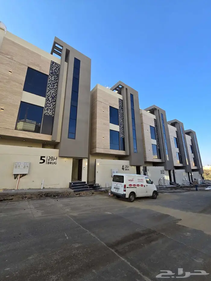 للبيع أدوار ارضيه 6غرفVIP وسط جميع الخدمات غرب الخميس570 ألف 2