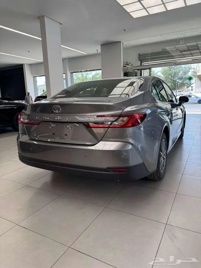 تويوتا كامري E بنزين استاندر رمادي موديل 2025 سعودي اقساط 6