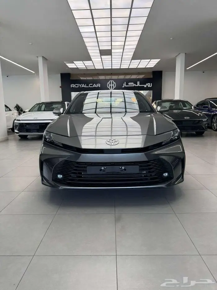 تويوتا كامري E بنزين استاندر رمادي موديل 2025 سعودي اقساط 3