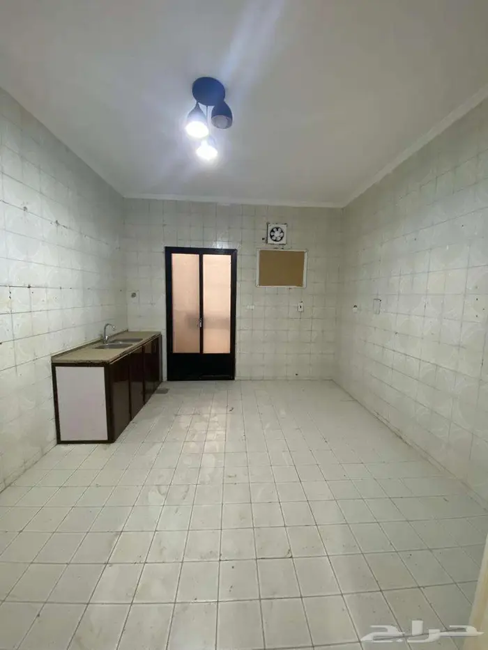 شقة للايجار مكونه من 5 غرف بحي الفيصلية خلف عزيز مول 12