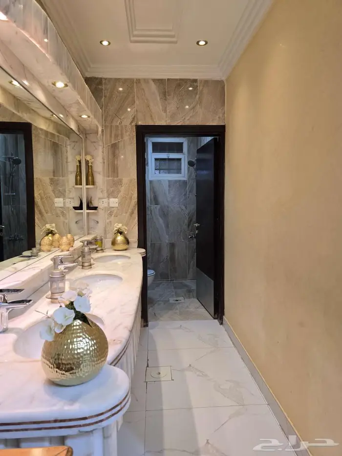 فيلا فاخرة للبيع في حي الجزيرة 17