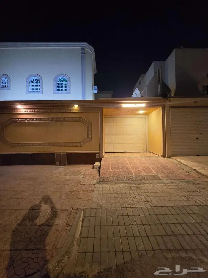 فيلا فاخرة للبيع في حي الجزيرة 3